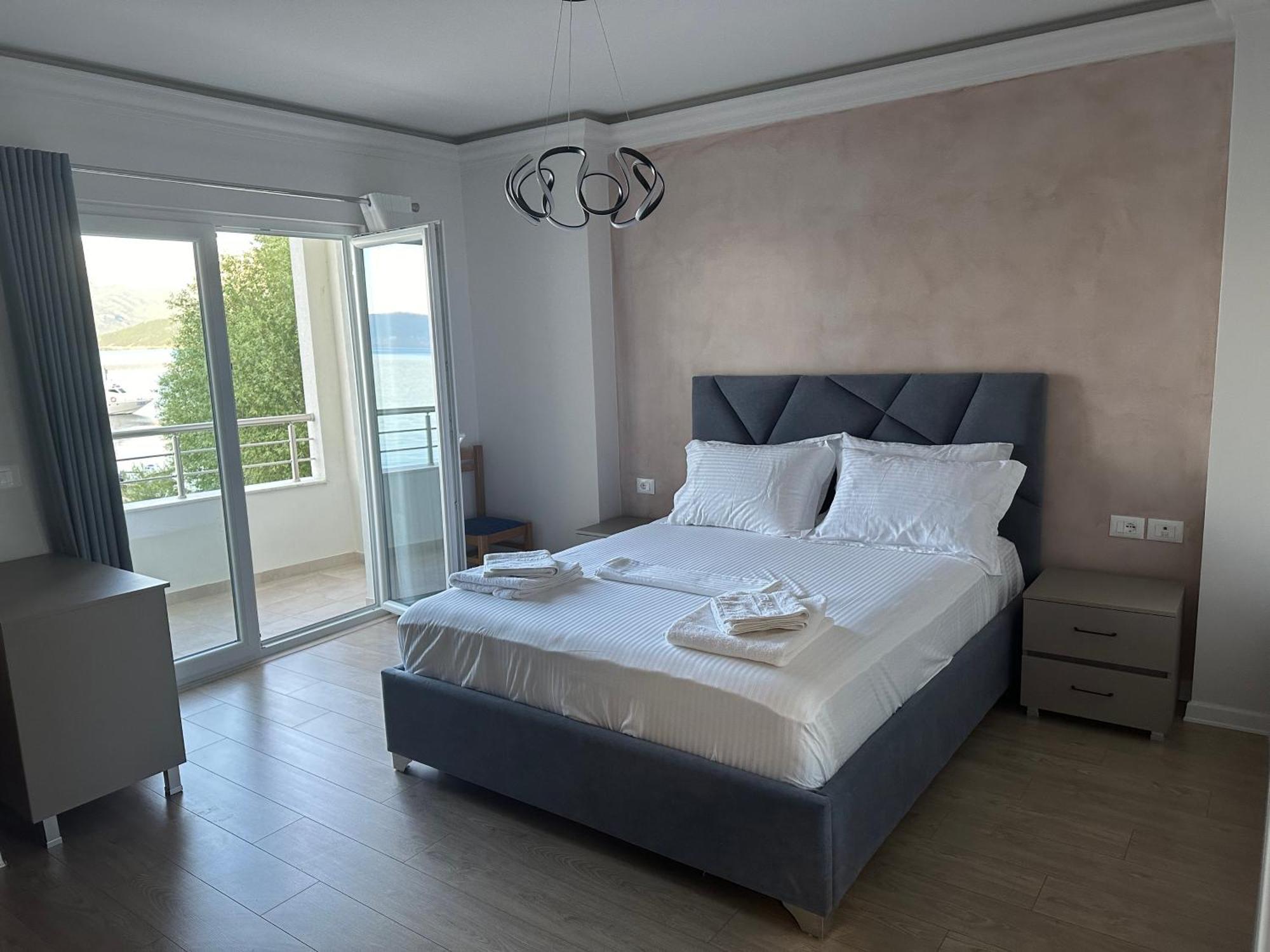 Hotel Demoli *