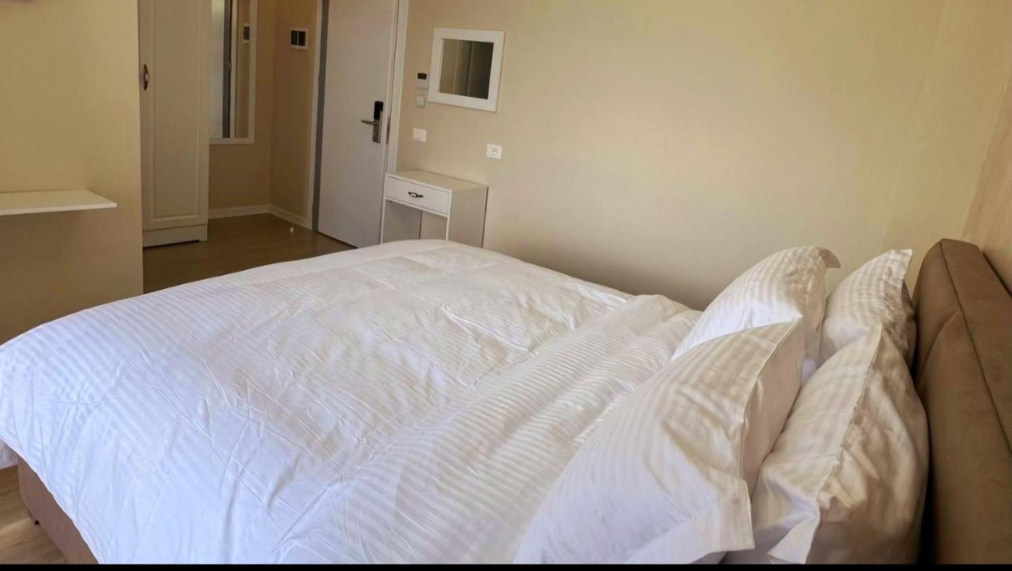 Demoli Hotel *
