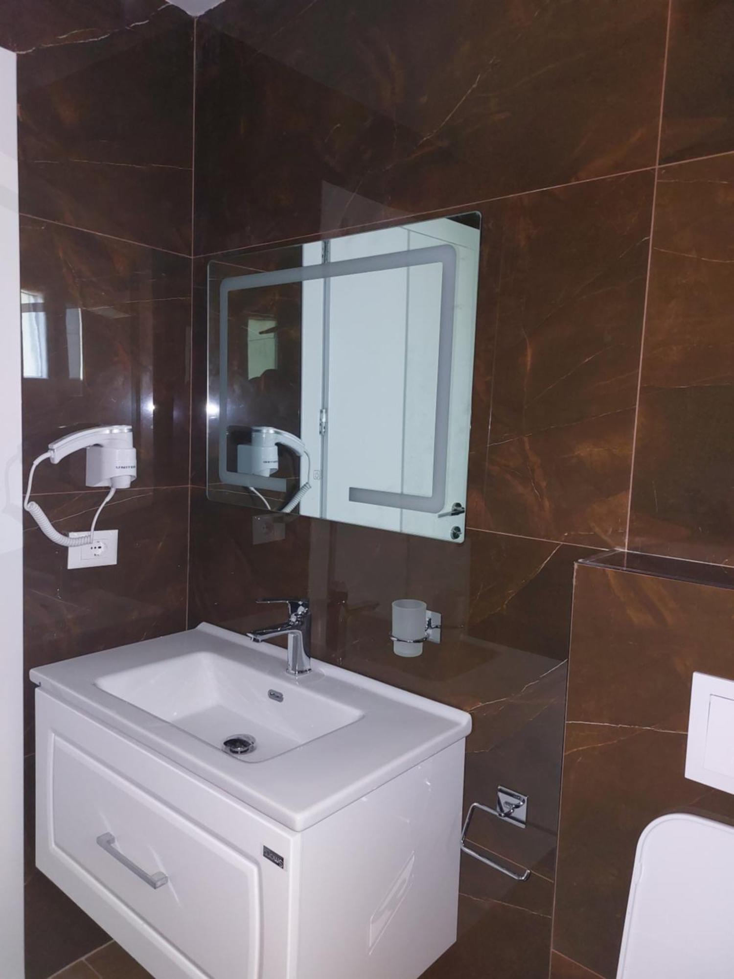 Hotel Demoli *